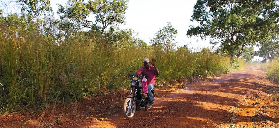 Sur les pistes d'Afrique, de villages en rizières et cascades, au cœur des traditions