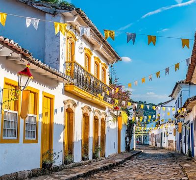 De Rio de Janeiro à Salvador de Bahia, découverte des sites emblématiques du Brésil, entre énergie culturelle et paradis reculés.