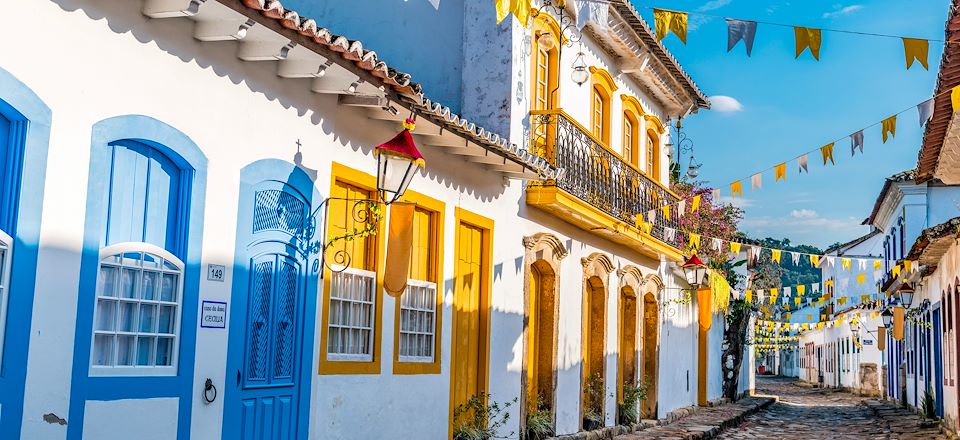 De Rio de Janeiro à Salvador de Bahia, découverte des sites emblématiques du Brésil, entre énergie culturelle et paradis reculés.