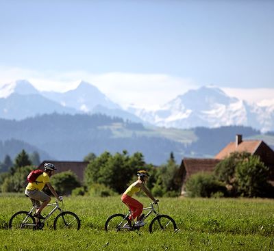 La Suisse à vélo sur la route de l'Aar, d'Interlaken à Bad Zurzach, entre villages pittoresques, paysages alpins et grands lacs.