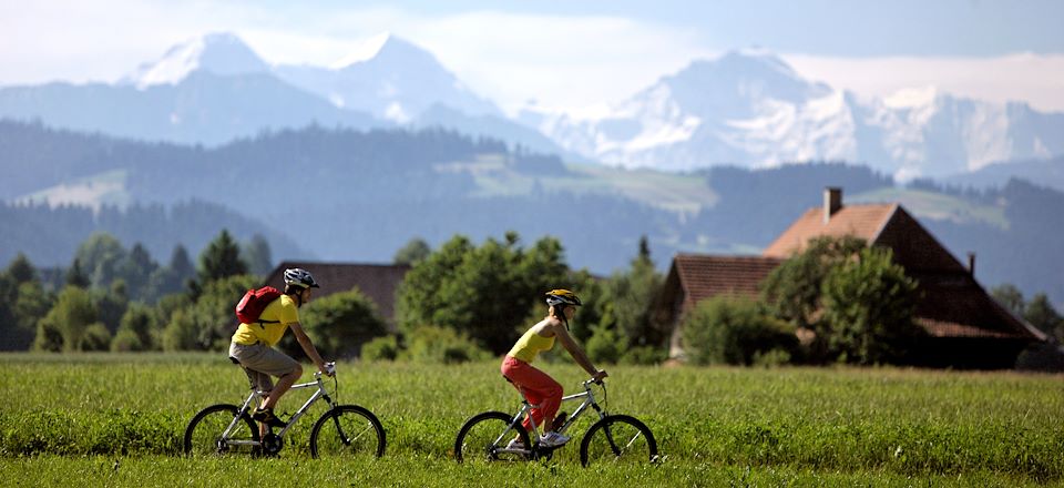 La Suisse à vélo sur la route de l'Aar, d'Interlaken à Bad Zurzach, entre villages pittoresques, paysages alpins et grands lacs.