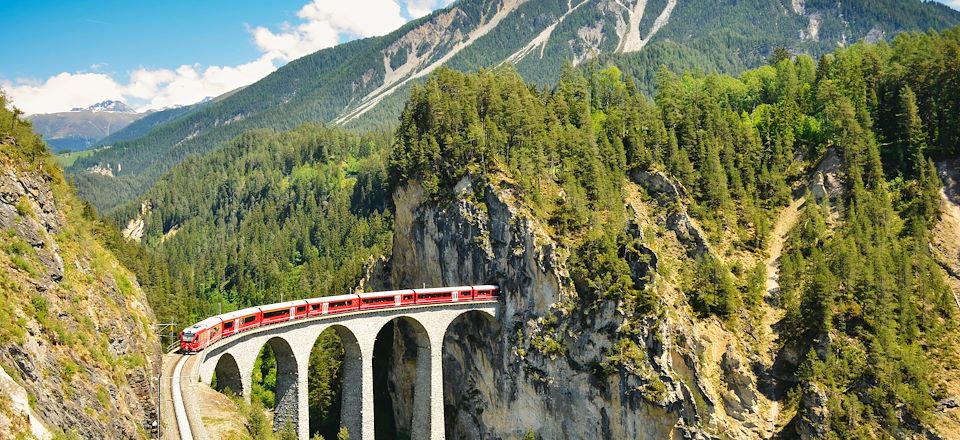 Visiter la Suisse en train panoramique : un voyage spectaculaire entre lacs et montagnes