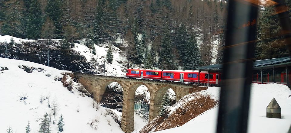 Découverte itinérante exceptionnelle des paysages enneigés de la Suisse en train panoramique 
