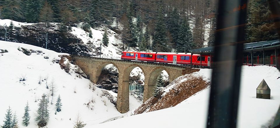 Découverte exceptionnelle des paysages enneigés de la Suisse en train panoramique 