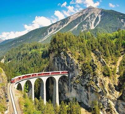 Visiter la Suisse en train panoramique : un voyage spectaculaire entre lacs et montagnes