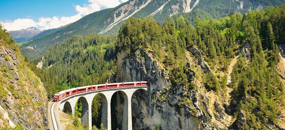 Visiter la Suisse en train panoramique : un voyage spectaculaire entre lacs et montagnes