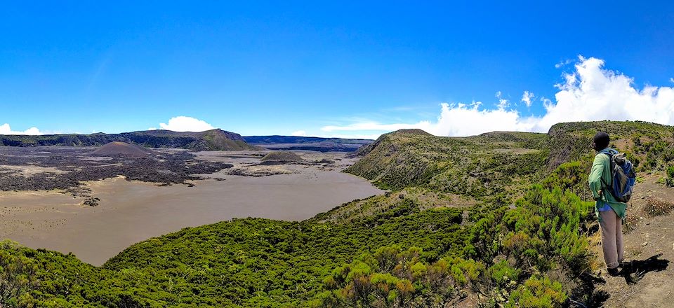 Grande Comore, l’île volcanique: entre randonnées, ascension du volcan Karthala, rencontres et baignades dans l'Océan Indien.