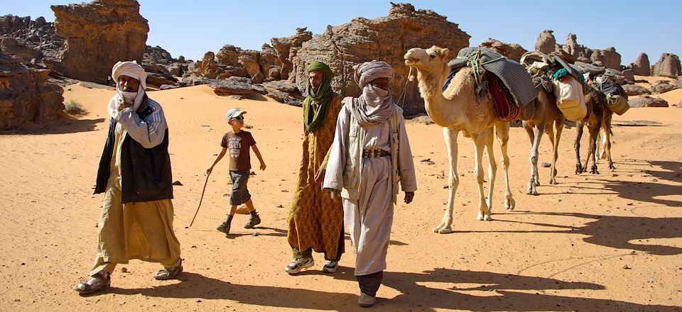 Randonnée au Nord de Djanet dans le Pré-Tassili entre sable, champignons rocheux et oueds. 