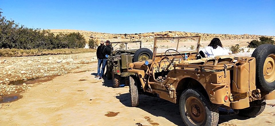 Conduite de jeeps iconiques à travers dunes, palmeraies et cités oubliées d'Algérie, une aventure historique et humaine