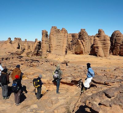 Randonnée chamelière à la conquête des espaces envoûtants du Tassili n'Ajjer : entre falaises monumentales et labyrinthes de grès