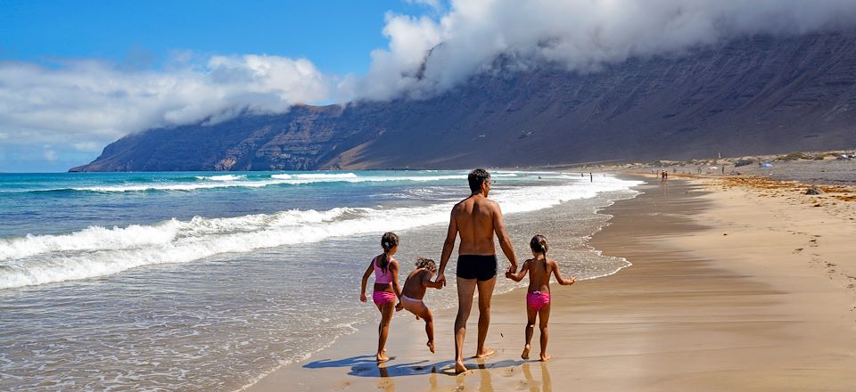 Découverte en famille et dans le cadre d'activités variées des îles de Lanzarote et de la Graciosa. Soleil et détente assurés !
