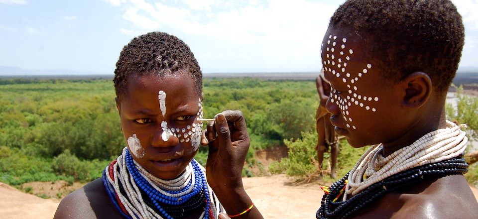 L'enfant Africain étend Ses Mains Vers Un Robinet D'eau Propre