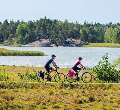 Aventure en Finlande avec une découverte de l'archipel de Turku à vélo, un voyage itinérant d'île en île pour un trip 100% nature.