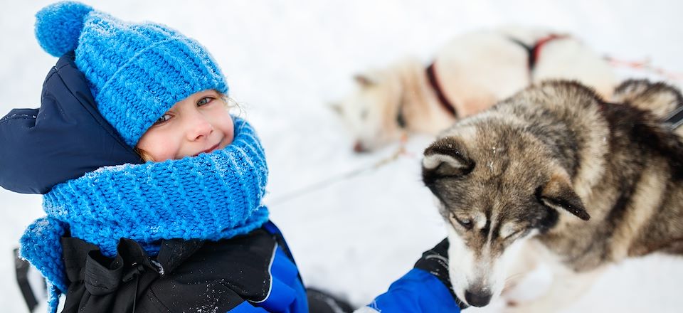 Traîneau, rencontre avec le Père Noël, ferme de rennes, journée trappeur et cani-rando dans la nature finlandaise.