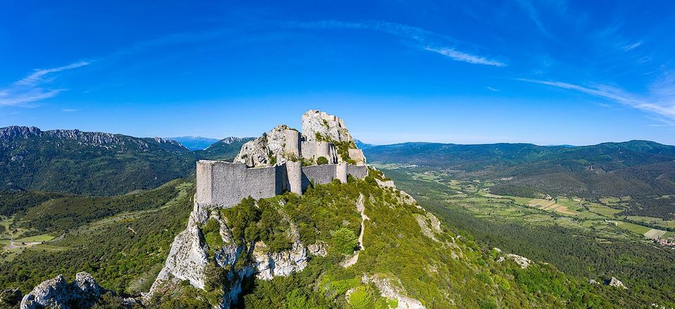 Randonnée en itinérance sur la route des châteaux du Pays cathare, mêlant histoire, patrimoine et nature.