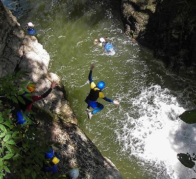 Séjour multi-activités (randonnée, canyoning, via ferrata, VTT) semi-itinérant pour toute la famille dans le Haut-Jura.