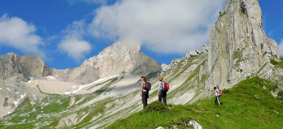 Séjour yoga et randonnée au cœur du parc naturel du Vercors, avec hébergement en chalet tout confort.