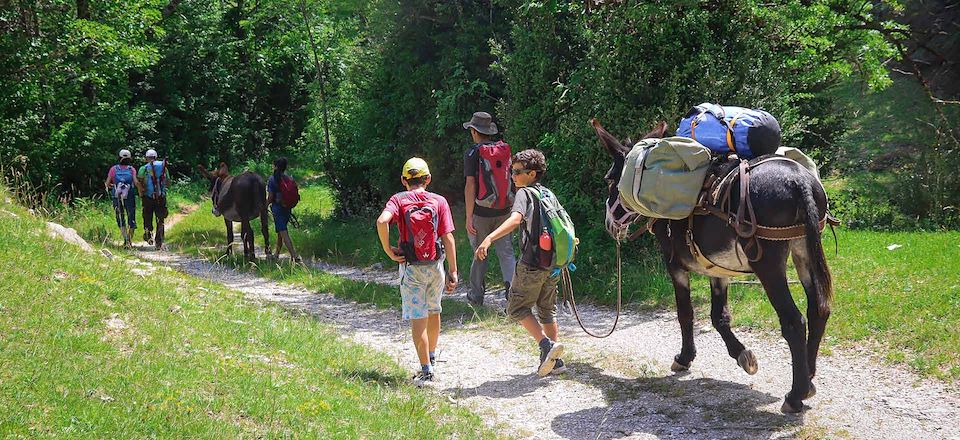 Séjour itinérant en famille à la découverte de vallées fraîches, de crêtes acérées et des habitants du secteur.