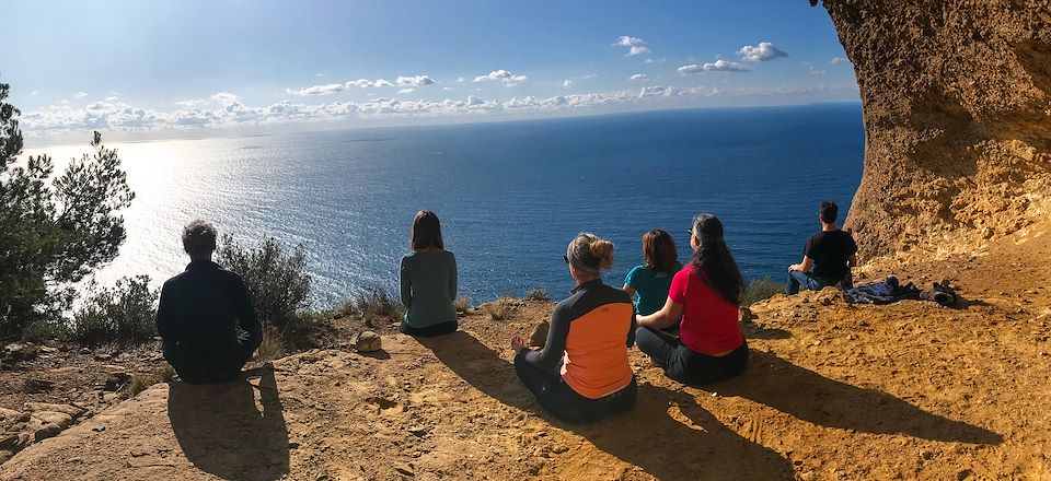 Découverte du Parc national des Calanques en randonnées et yoga sur la plage depuis votre hôtel à La Ciotat