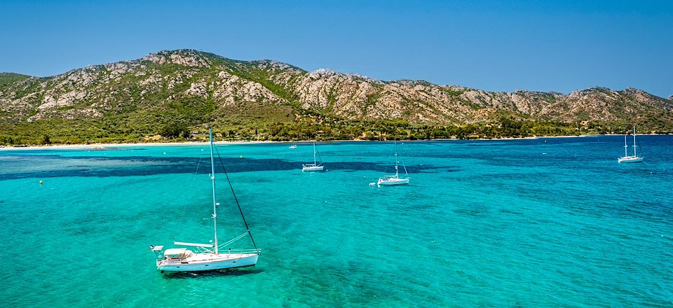 Croisière participative de 6 jours à bord d'un voilier monocoque, dans les plus belles criques de Corse et de l'archipel Toscan
