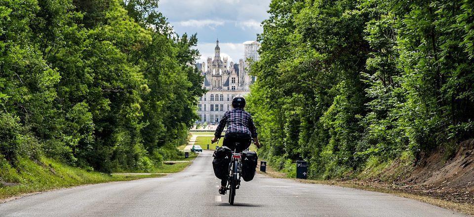 La Loire à vélo en camping, une aventure royale de Blois à Saumur à la découverte des grands châteaux et vignobles de la région.