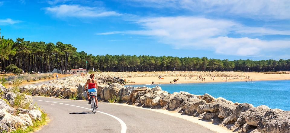 La Vélodyssée de la Rochelle à Bordeaux, le long du littoral Atlantique et du canal des Deux-Mers, entre côtes et vignobles