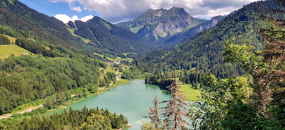 Un séjour randonnée en étoile en hôtel** sur les hauteurs du plus grand lac d'Europe pour une relaxation complète!