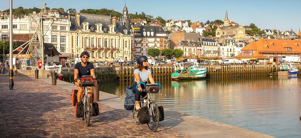 La Normandie à vélo, les incontournables de la région, des plages du débarquement à Trouville en passant par Honfleur et Cabourg.