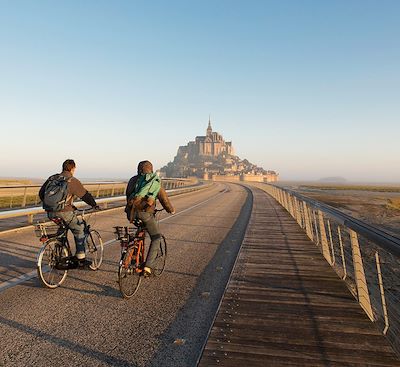 Le Mont Saint-Michel à vélo, une boucle au départ de Saint-Malo vers la célèbre cité des livres à travers l’arrière-pays breton.