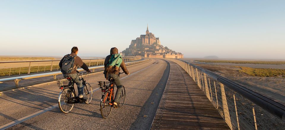 Le Mont Saint-Michel à vélo, une boucle au départ de Saint-Malo vers la célèbre cité des livres à travers l’arrière-pays breton.
