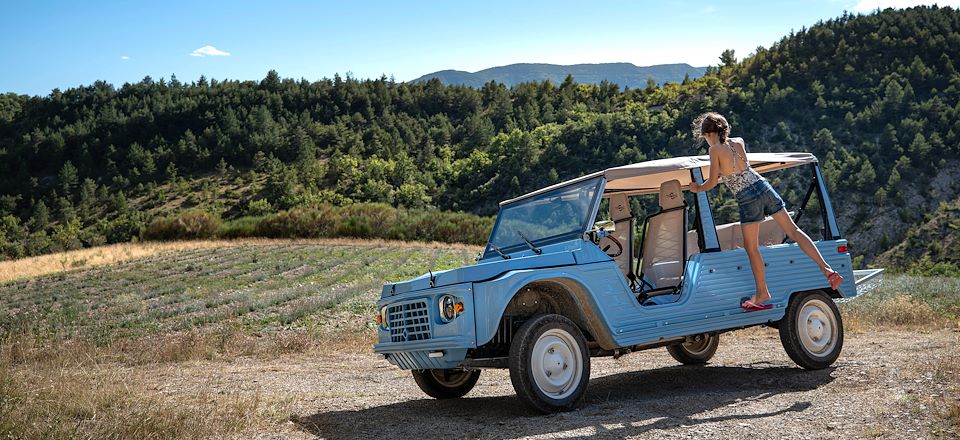 Road trip en Ardèche au volant d’une Méhari électrique, une balade entre monts et plateaux qui mêle nature, culture et gastronomie