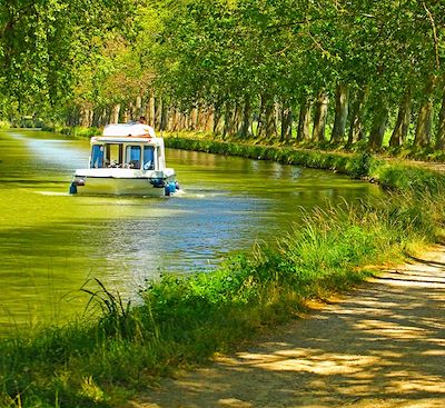 Aventure fluviale sur le canal du Midi en bateau et à vélo, ponctuée de randonnées à pied et à deux roues au cœur de l’Occitanie