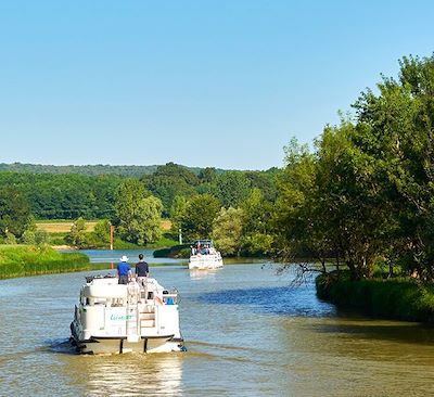 Croisière sur la Saône et le canal du Centre en Bourgogne, une aventure fluviale rythmée de randonnées pédestres et à vélo