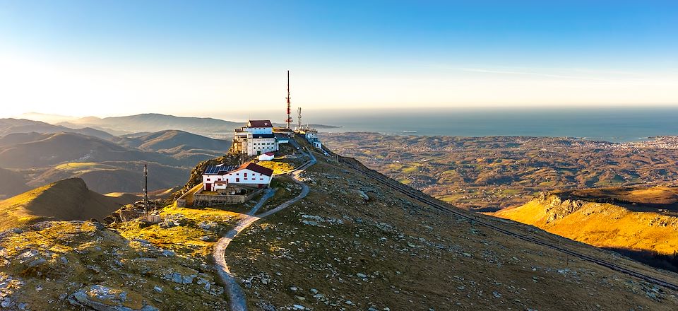 Randonnée hivernale entre reliefs pyrénéens, sentiers côtiers et traditions locales, pour clôturer l'année en beauté !
