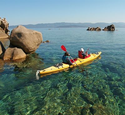 Découverte des côtes sud Corse 100% kayak, du golfe d’Ajaccio à la baie de Roccapina, et nuits en bivouac.