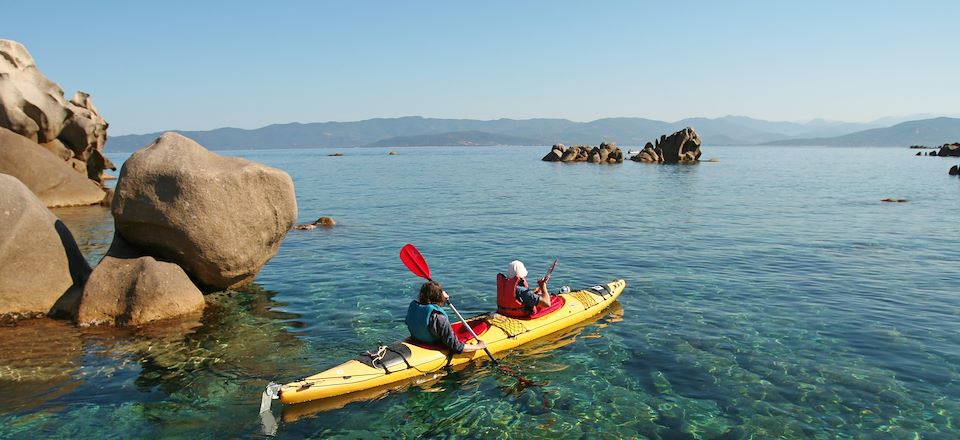 Découverte des côtes sud Corse 100% kayak, du golfe d’Ajaccio à la baie de Roccapina, et nuits en bivouac.