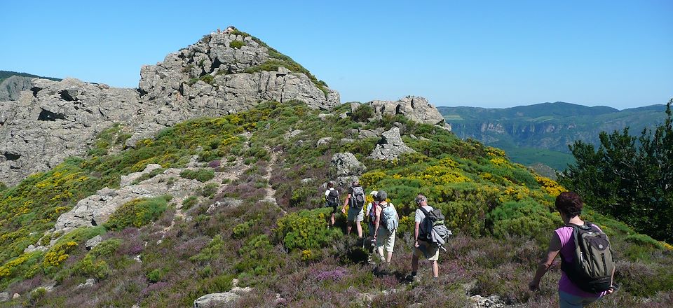 Entre nature, soleil et traditions, offrez vous le meilleur de ce massif à pied !