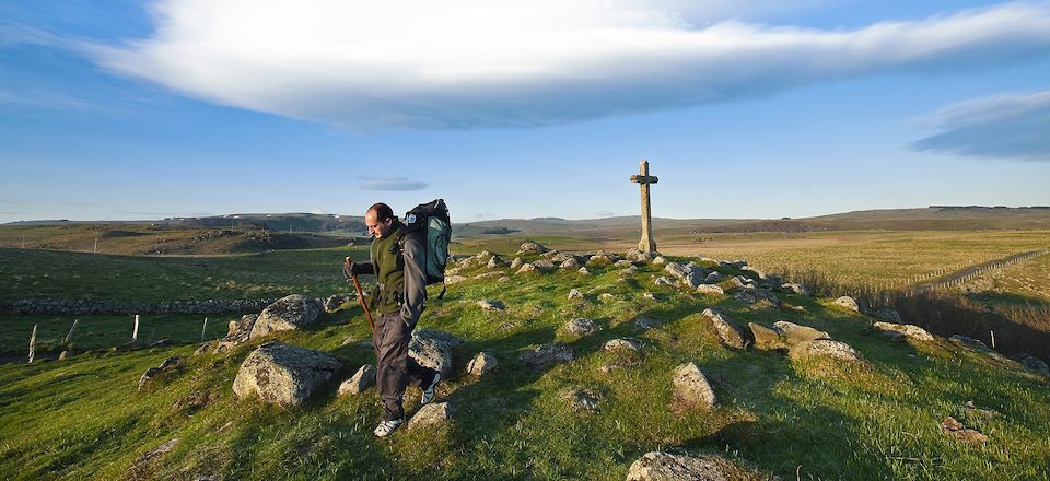 Randonnée à la rencontre des traditions et des secrets de l'Aubrac depuis le village de Nasbinals