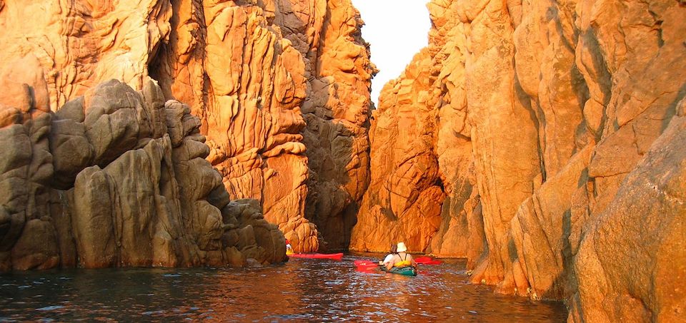 Pagayez d’Ajaccio à Scandola à la découverte des plus beaux spots de kayak de la partie nord de l'île de beauté !