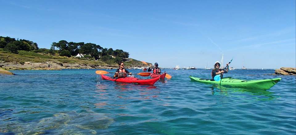 Escapade en kayak de deux jours autour de l’île de Groix, avec une nuit en bivouac sur la plage... 