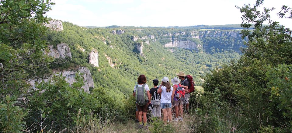 Randonnée familiale en Aveyron alliant découvertes historiques et ludiques, baignades et vie au grand air !