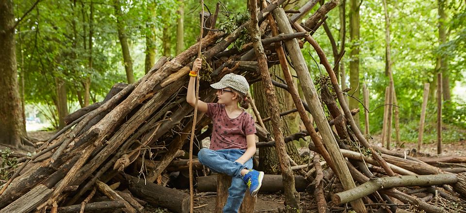 Apprentissage des techniques de survie en famille dans un cadre naturel et sauvage.