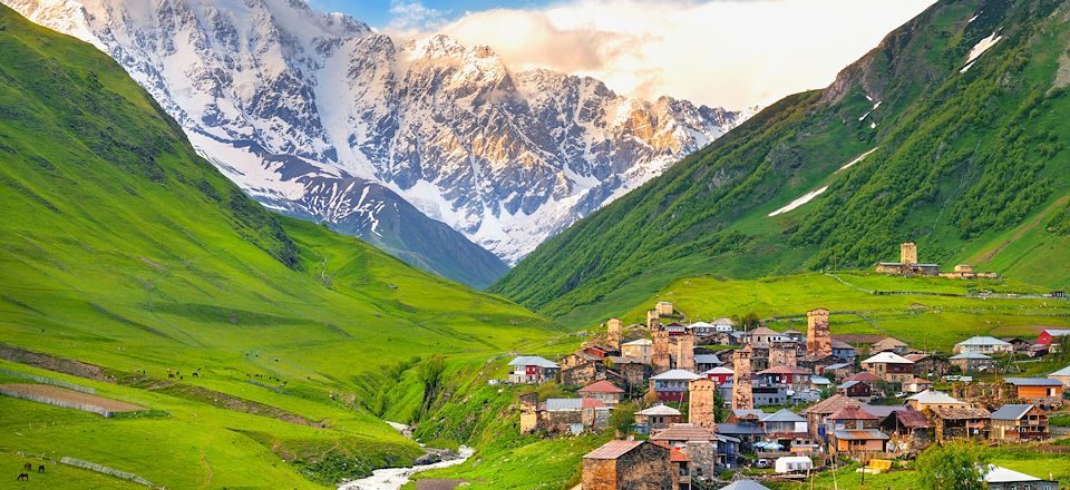 Parcourez la Géorgie en empruntant de sublimes sentiers de randonnée pour découvrir villages et autres monastères.