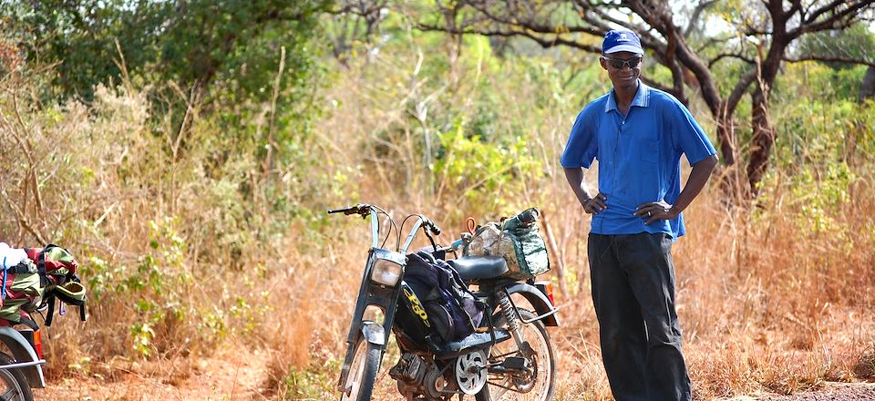 Entre forêts tropicales, histoire coloniale et rencontres authentiques, une immersion en mobylette dans la vie ghanéenne