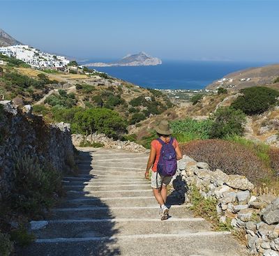 Randonnée et séances de yoga sur Amorgos pour un séjour bien-être sur notre île préférée des Cyclades! 