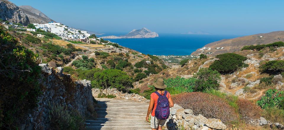 Randonnée et séances de yoga sur Amorgos, notre île préférée des cyclades. 