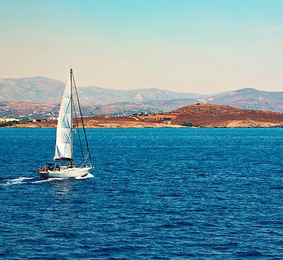 Deux semaines de découverte en voilier des plus belles îles grecques dans les Cyclades, avec la possibilité de barrer le bateau