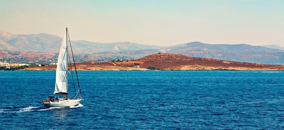Découverte de deux semaines en voilier des plus belles îles grecques dans les Cyclades, avec la possibilité de barrer le bateau