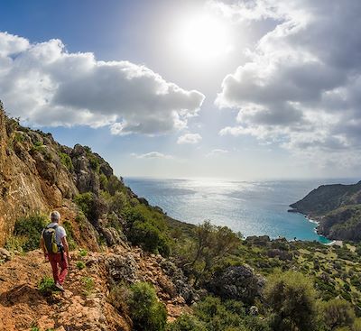 Traversée de la Crète : Randonnée pour découvrir les joyaux de l'île, des sommets panoramiques jusqu'aux plages idylliques.