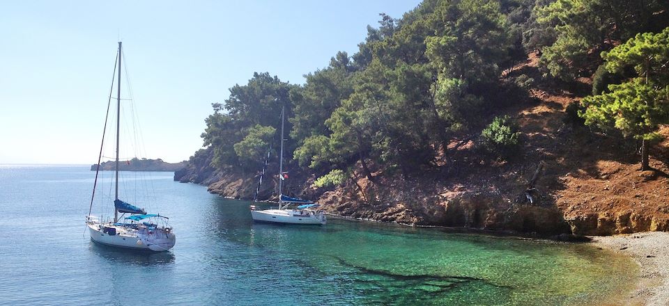 Croisière au coeur des îles Ioniennes. Balades, détente, navigation et baignades au programme.